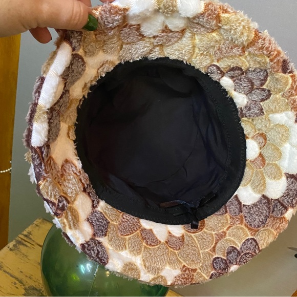 So 90’s bucket hat artist made fluffy soft fabric - Picture 5 of 5